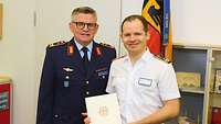 Zwei Männer in Uniform stehen nebeneinander 
