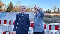 Ein Oberstarzt zeigt einem General den Baufortschritt