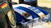 Ein Soldat trägt ein blaues Kissen mit einem Fahnenband